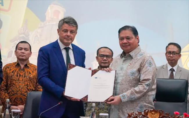 Menko Airlangga Hartarto dan Ambassador of the European Union Denis Chaibi /Foto: Instagram Airlangga Hartarto